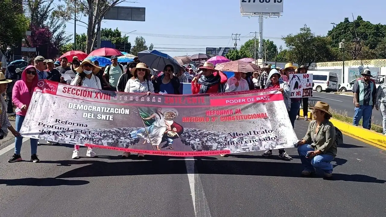 Maestros de la CNTE en Michoacán marchan en Morelia para exigir al gobierno federal respuestas a sus demandas. Foto 