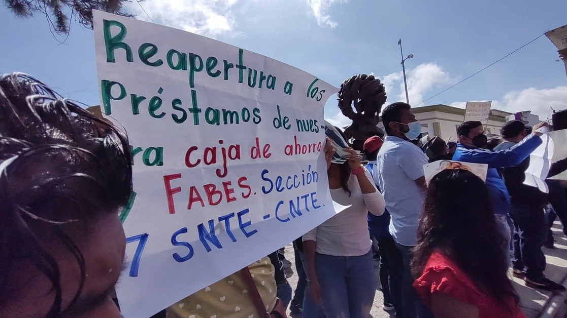 Integrantes de la sección 7 de la CNTE volvieron a manifestarse este sábado en uno de los actos encabezados por el presidente Andrés Manuel López Obrador. Foto Néstor Jiménez