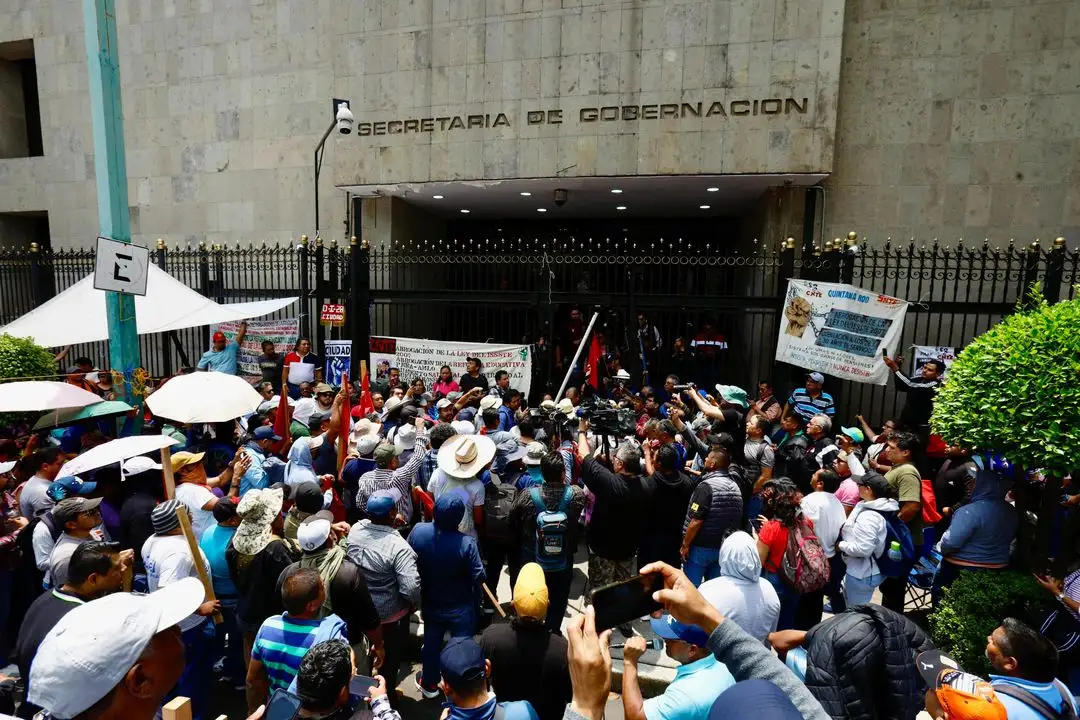 Maestros del magisterio disidente concentrados frente a los acceso de Gobernación, el 4 de junio de 2025.
