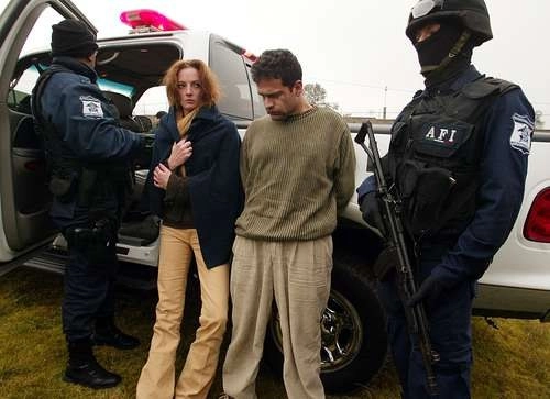 Florence Cassez y su novio Israel Vallarta, detenidos el 9 de diciembre de 2005. Foto Alfredo Domínguez