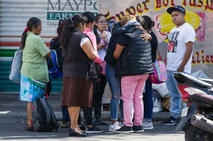 Una familia lamenta la pérdida de un ser querido contagiado de Covid-19, afuera del Hospital General de México. Foto Pablo Ramos
