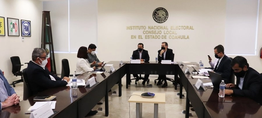 Lorenzo Córdova, consejero presidente del INE, encabezó una reunión el viernes en la representación del Instituto en Coahuila, previo a la elección del próximo domingo. Foto tomada del Twitter @INECoahuila 