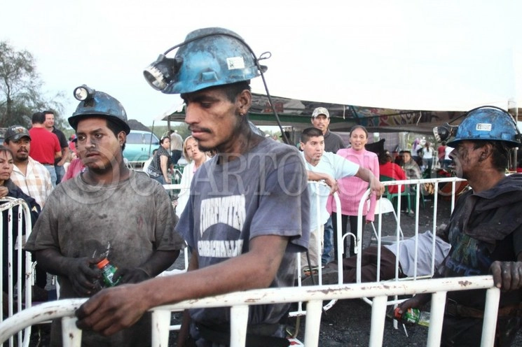 Mineros en Sabinas, Coahuila, luego de un estallido por acumulación de gas metano dentro de una mina de carbón, en mayo de 2011. Foto Cuartoscuro 