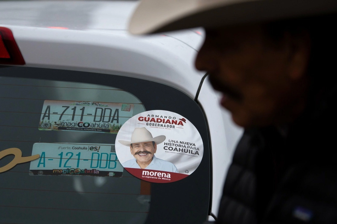 El precandidato de Morena pegó estampas en autos de sus simpatizantes. Foto tomada de su perfil de twitter