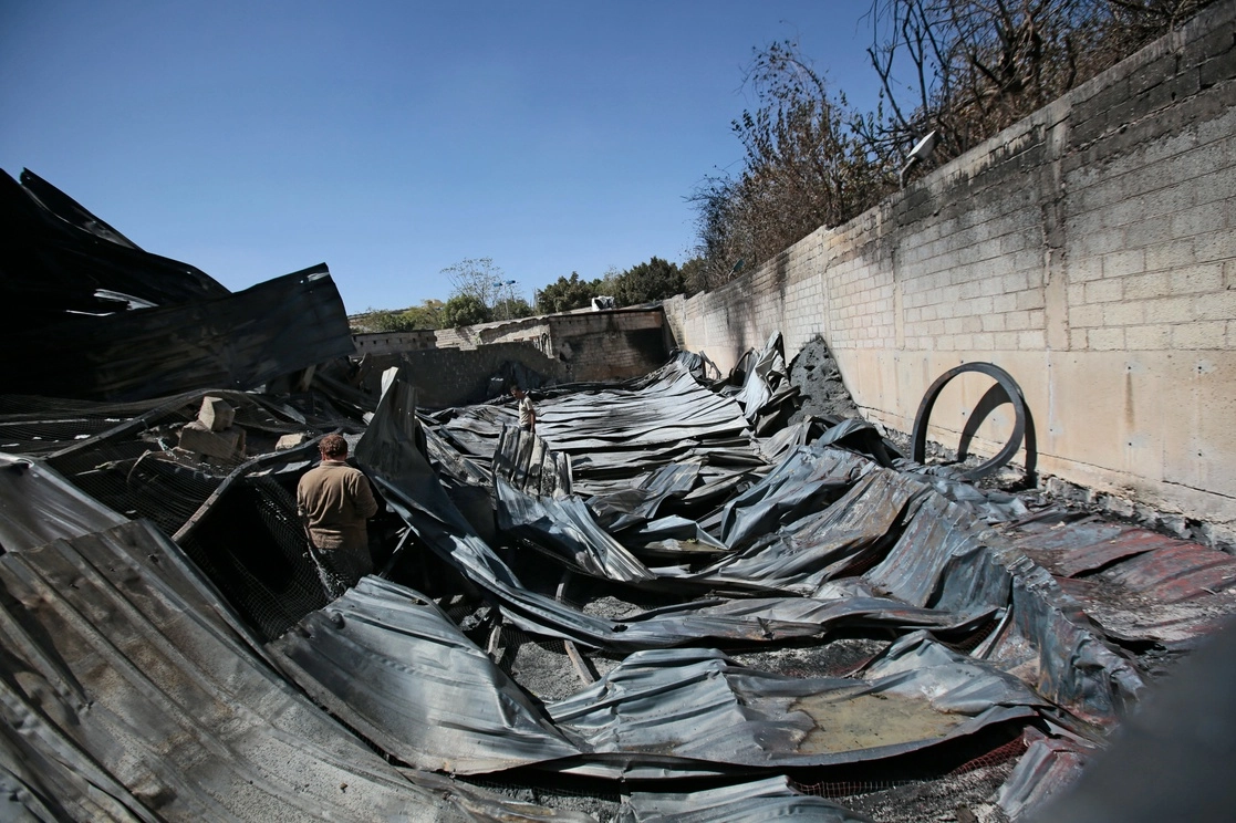 Fábrica de plásticos bombardeada en territorio de Saná, capital de Yemen, que es controlado por los rebeldes hutíes, el 23 de noviembre de 2021. Foto Ap 