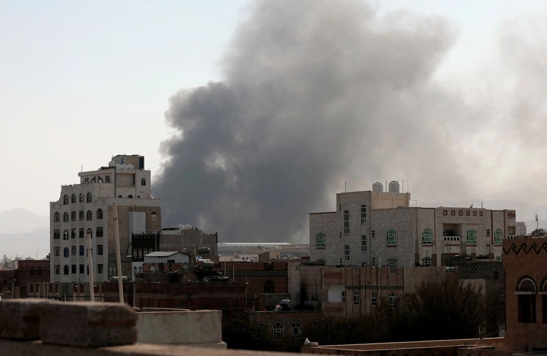 Cortina de humo tras bombardeo en Yemen por parte de la coalición liderada por Arabia Saudita. Foto Ap