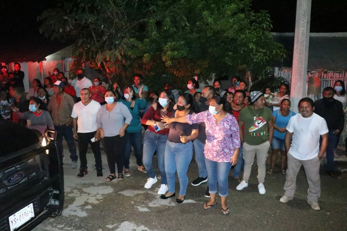 Seguidores de Yamili Cupul Vázquez celebran la ventaja de la candidata. Foto Luis Boffil