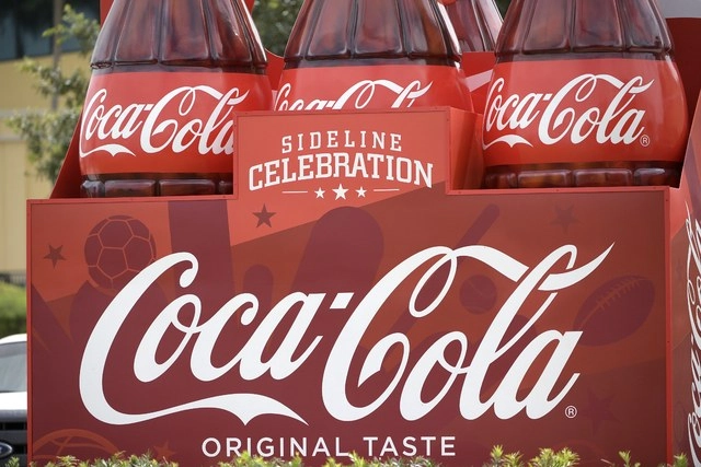Coca-Cola anunció una vasta reorganización de la compañía que incluye recortes de empleos y cuatro mil retiros voluntarios en América del Norte. Foto Ap / Archivo
