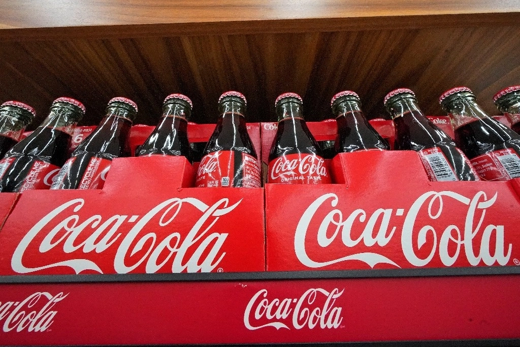 La embotelladora mexicana Coca-Cola FEMSA dijo que sufrió un ataque cibernético en días recientes, por lo que implementó sus protocolos de seguridad y respuesta. Foto Ap / Archivo