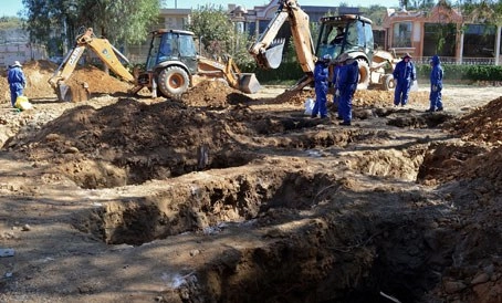 En la ciudad boliviana los cadáveres se acumulan para ser cremados o enterrados debido al rápido ascenso de los contagios por el coronavirus. En el cementerio trascabos hicieron zanjas para aumentar la cantidad de tumbas. Foto Afp