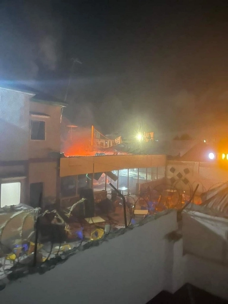 En la imagen, incendio en una cafetería en Mogadiscio, capital de Somalia. Foto Tomada de X @hbj_r77032