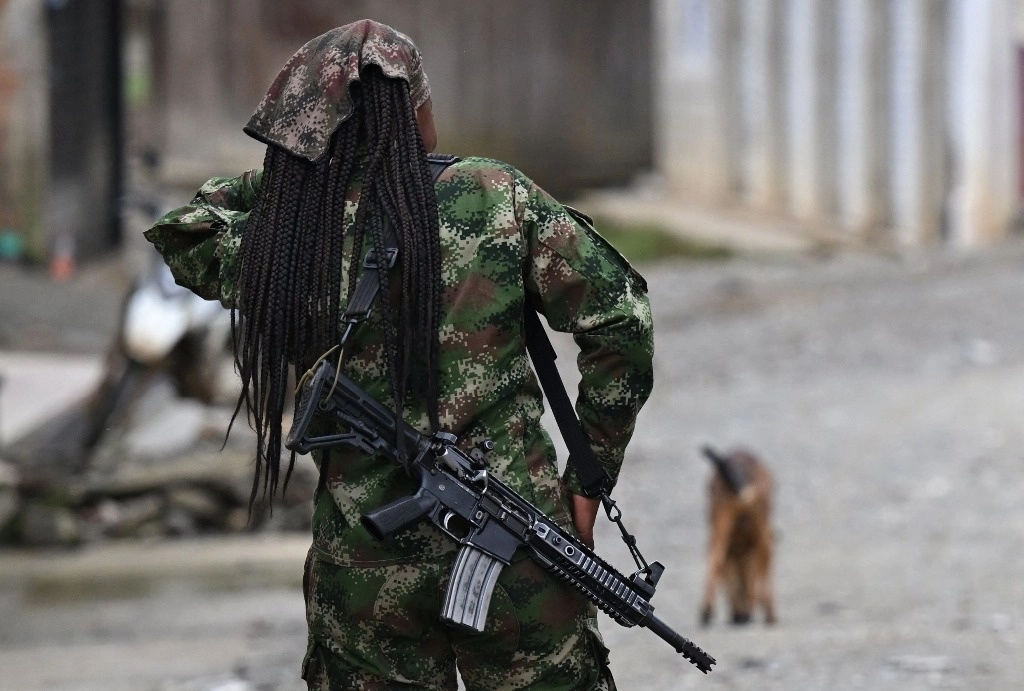 Un miembro de las patrullas guerrilleras disidentes de las FARC en el Cañón de Micay, una zona montañosa y bastión de EMC en el departamento de Cauca, suroeste de Colombia, el 25 de marzo de 2024. Foto Afp