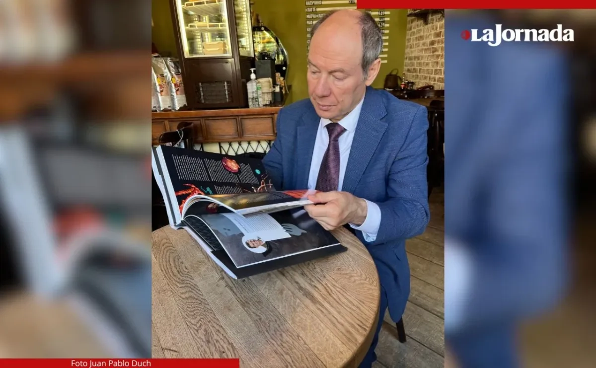 El incansable promotor cultural ruso Leonid Gelibterman hojea el libro ‘La cocina del Pacífico: El comienzo’, que aborda este fenómeno desde la geografía, el origen étnico de los diferentes platos y los estudios de mercado con fundamentos científicos. Foto 
