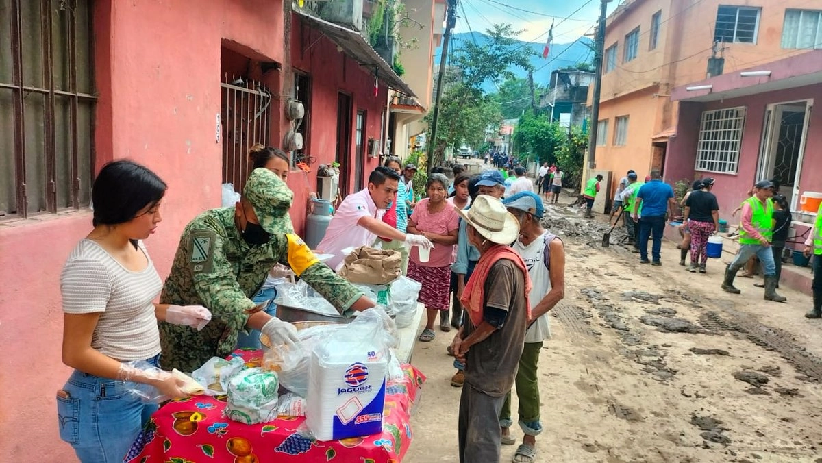 El operativo conjunto busca atender de manera inmediata las necesidades básicas de la población en las zonas más afectadas, priorizando a las familias que han perdido sus hogares o sus medios para preparar alimentos.