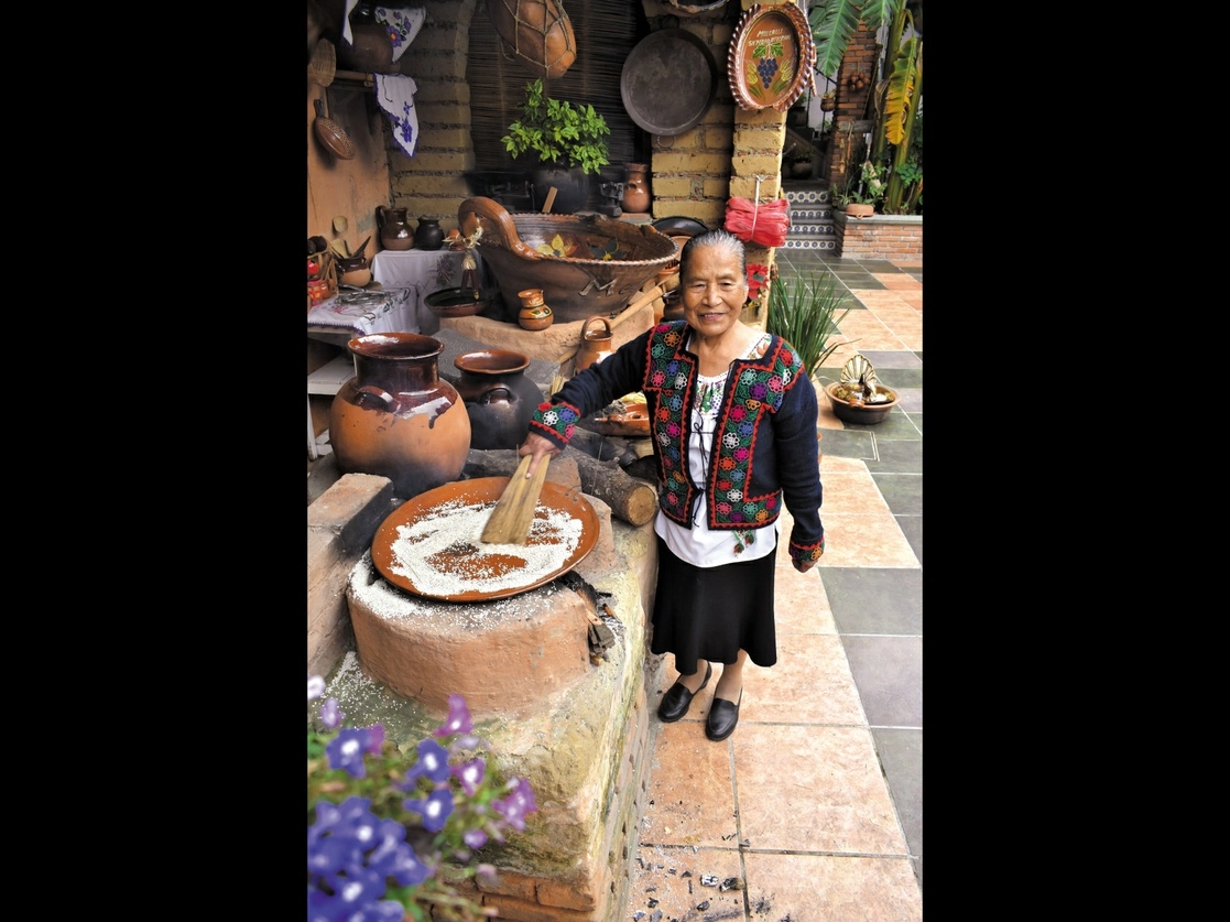En la imagen, doña Herlinda tostando amaranto para el atole en San Pedro Atocpan, Milpa Alta. Foto Fabiola Flores