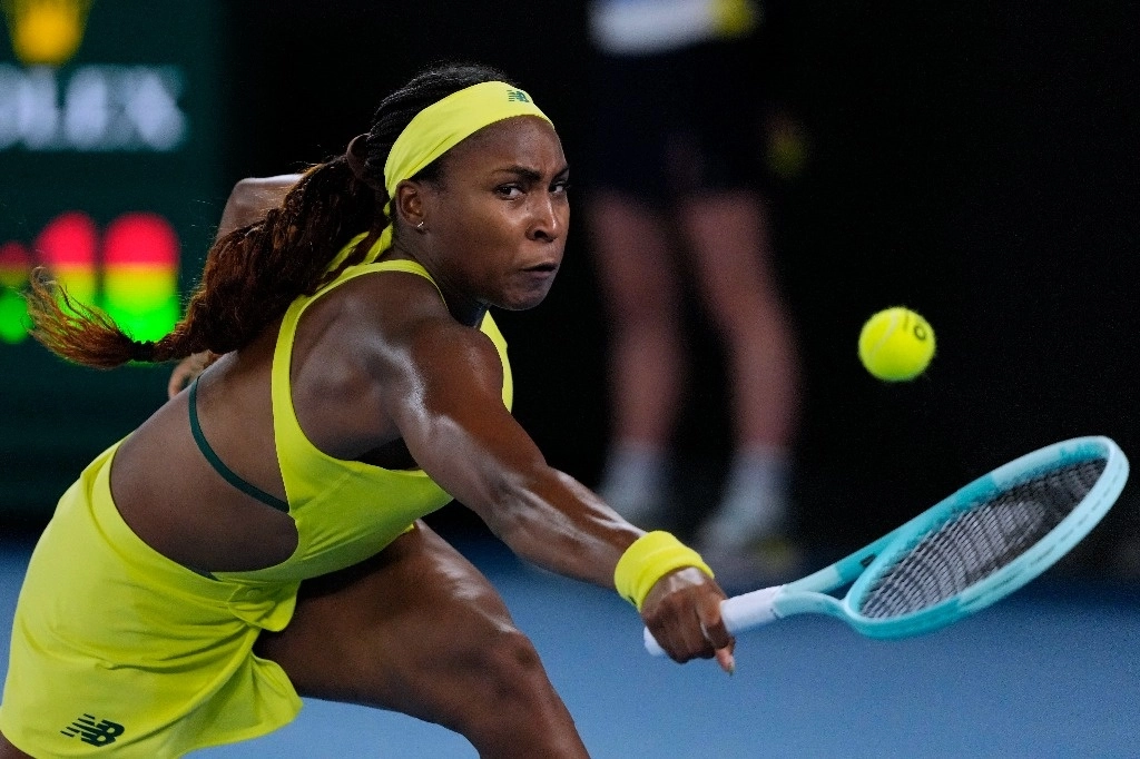 Coco Gauff extendió su racha invicta al inicio de 2025 a siete partidos y 14 sets al avanzar a la tercera ronda del Abierto de Australia con una victoria 6-3, 7-5 sobre Jodie Burrage, el 15 de enero de 2025. Foto Ap