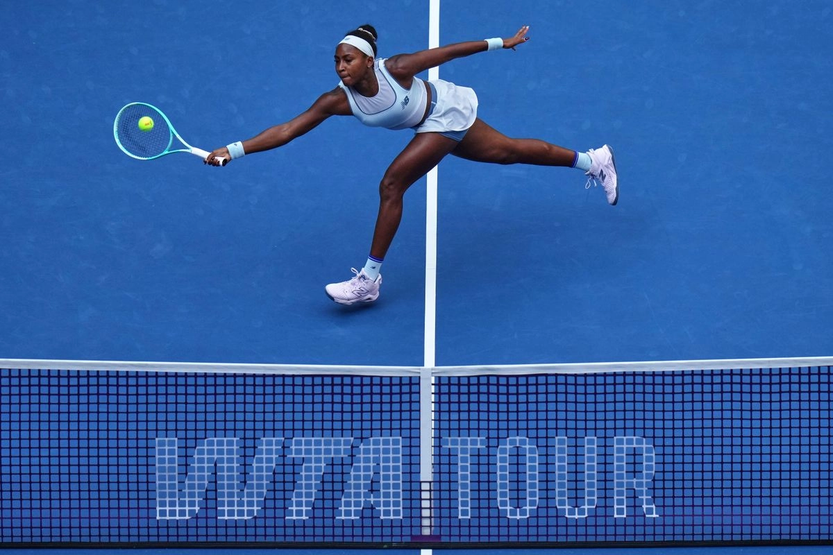 La tenista estadunidense Coco Gauff avanzó a semifinales del WTA 1000 de Pekín tras superar a la alemana Eva Lys, el 2 de octubre de 2025. Foto 