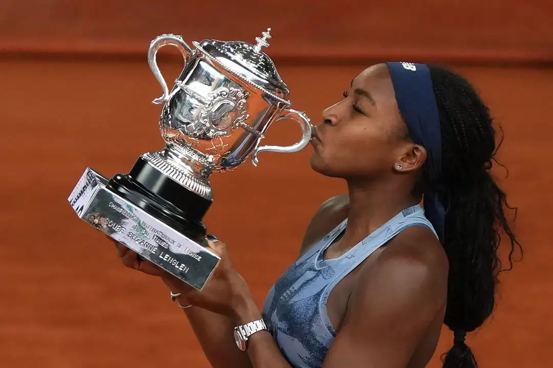 La tenista estadunidense, Coco Gauff, besa el trofeo que la acredita como campeona de Roland Garros, tras vencer en la final a la número 1 del mundo, Aryna Sabalenka. Foto  