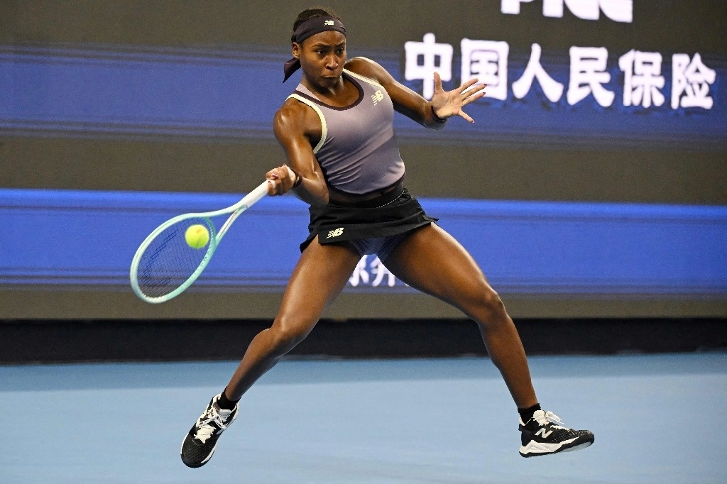 La estadunidense Coco Gauff devuelve el balón a la checa Karolina Muchova durante la final individual femenina del torneo de tenis China Open en Pekín el 6 de octubre de 2024.  Foto Afp