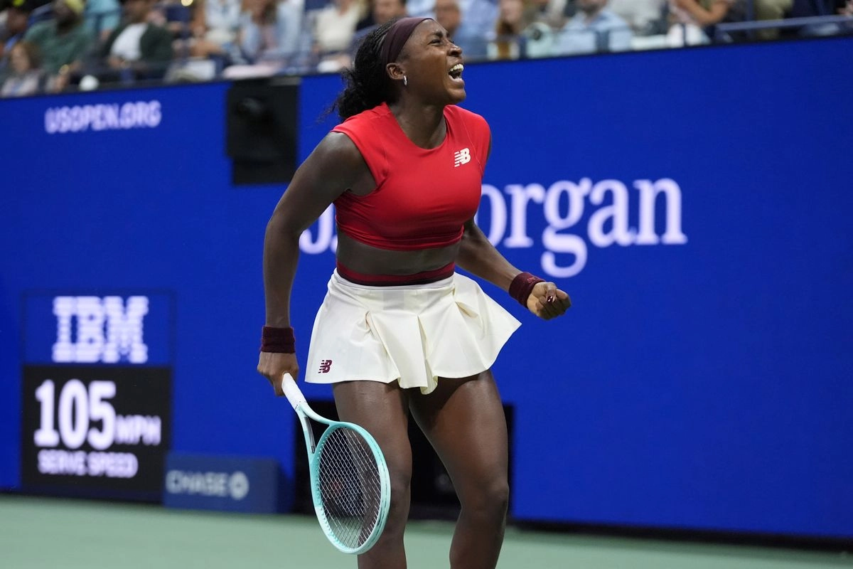 Coco Gauff, de Estados Unidos, celebra su victoria contra Ajla Tomljanovic, de Australia, durante la primera ronda del Abierto de Estados Unidos de tenis, el martes 26 de agosto de 2025, en Nueva York. Foto