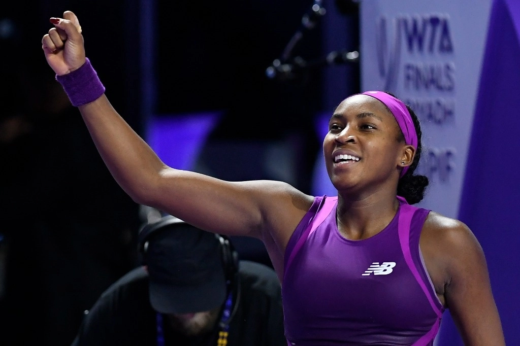 La tenista estadunidense, Coco Gauff, remontó a la china Zheng Qinwen para levantar el trofeo de las Finales de la WTA, torneo jugado en Riad, Arabia Saudita. Foto Ap