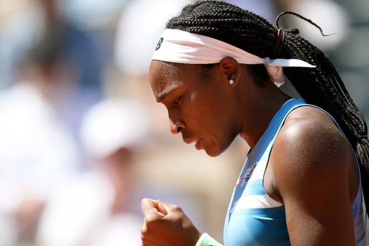 Coco Gauff de EU derrotó 6-7 (5), 6-1, 6-1  a la rusa Mira Andreeva, en la tercera ronda de Roland Garros. Foto Ap