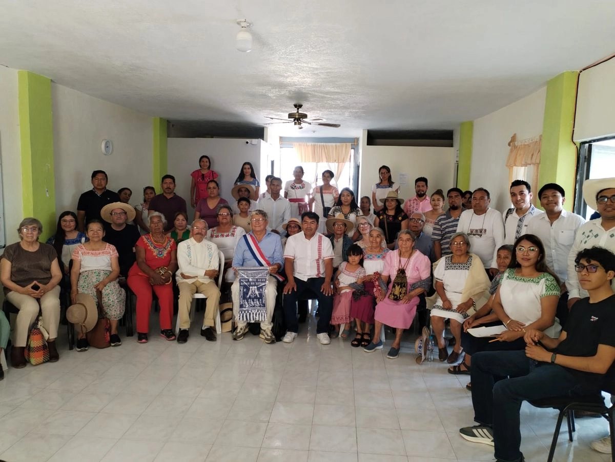 Reunión con delegados de comunidades indígenas, donde el legislador francés Éric Coquerel dijo que se había enterado de la intención del presidente Emmanuel Macrón de Francia de visitar a México por lo que él tenía la esperanza de que el mandatario trajera consigo el códice. Foto
