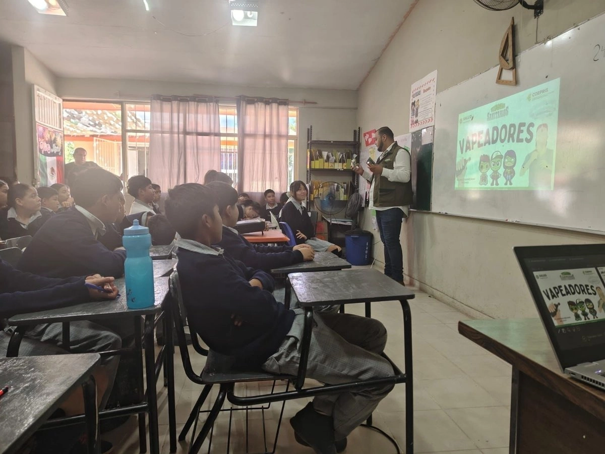 La COEPRIS de SLP imparte pláticas informativas a jóvenes y adultos sobre los riesgos por el uso de vapeadores. Foto 