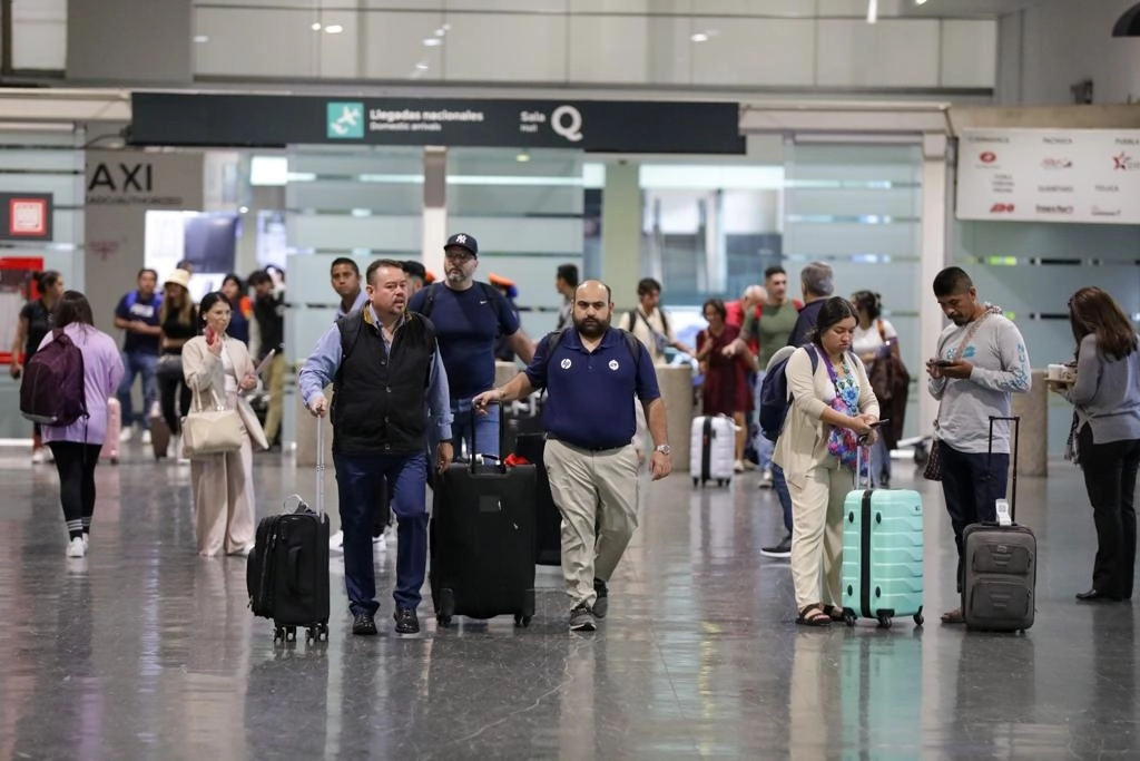 Pasajeros, en la Terminal 2 del Aeropuerto Internacional de la Ciudad de México, el 9 de octubre de 2023. Foto Pablo Ramos