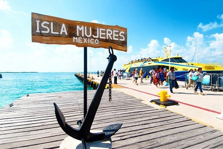 La Cofece revisará los costos del viaje entre Islas Mujeres y  Cozumel. Foto tomada del Twitter @UltramarFerry
