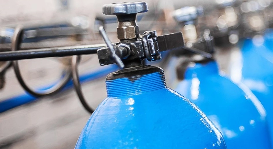 La Cofece multó con 237 millones 876 mil pesos a Praxair México por incumplir de manera reiterada y generalizada los compromisos que asumió para restaurar la competencia en los mercados de oxígeno, nitrógeno y argón líquido industrial distribuidos y comercializados a granel. Imagen tomada del Twitter de @cofecemx