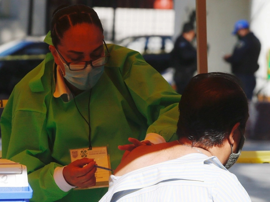 Cofepris emitió dos alertas, una por falsificación y venta irregular de la vacuna tetravalente contra influenza, producida por Sanofi Pasteur para el sector privado, y la segunda por la venta ilegal de un biológico de uso exclusivo del sector público. Foto Guillermo Sologuren