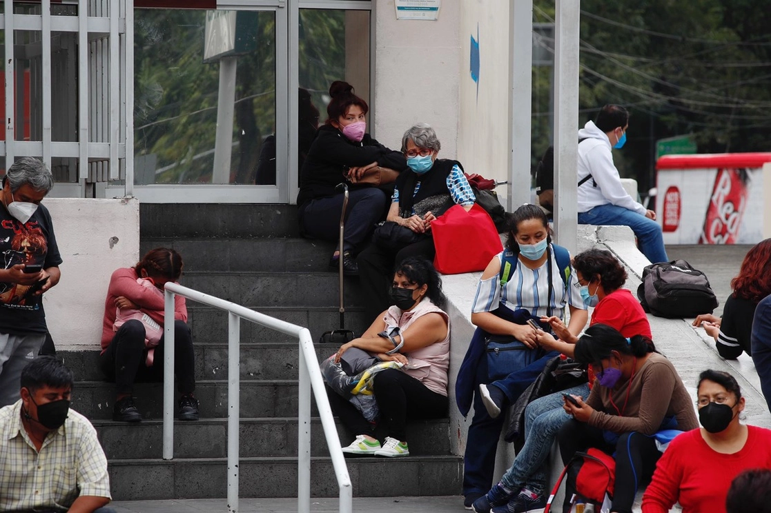 Familiares esperan información de sus pacientes afuera del hospital general de Zona 1A del IMSS en la Ciudad de México, el 24 de junio de 2021. Foto Cristina Rodríguez