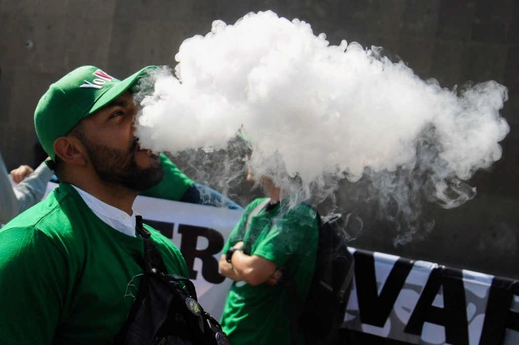 Usuarios de vapeadores han pedido a las autoridades la regulación de estos productos. Foto Cuartoscuro