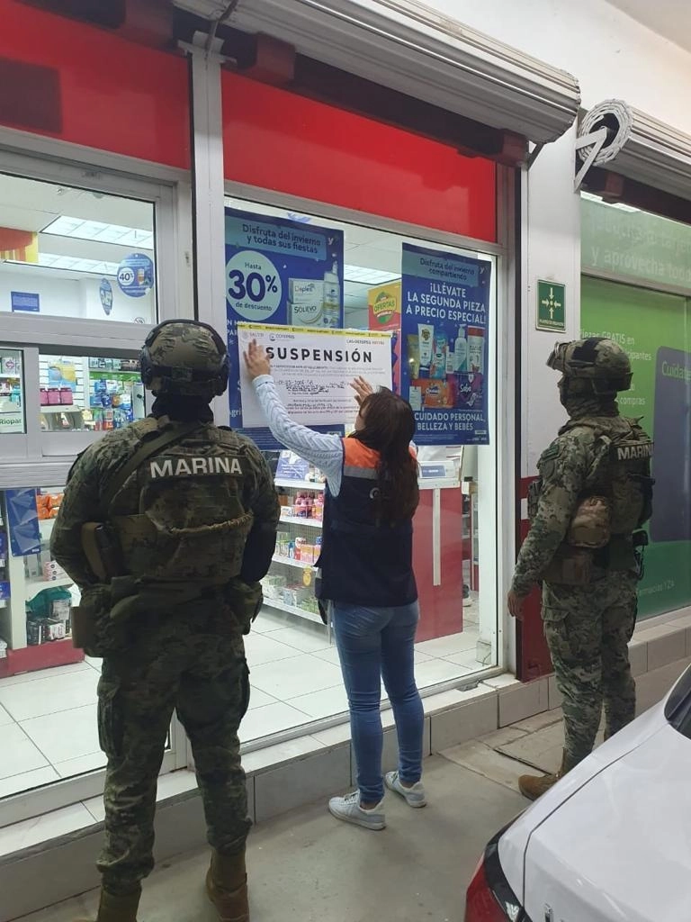 Farmacia suspendida por personal de Cofepris. Foto tomada de la cuenta de X @COFEPRIS