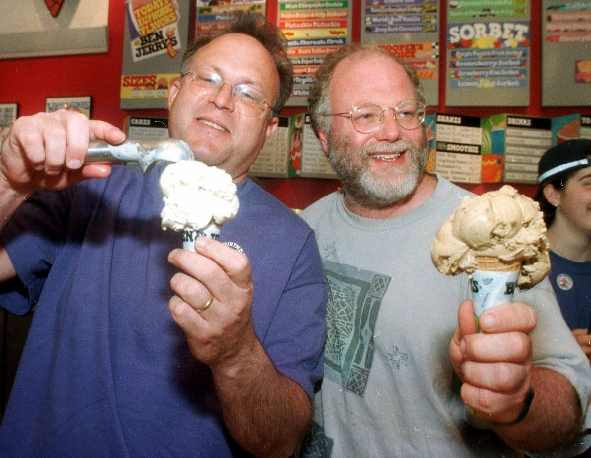 Jerry Greenfield (izquierda), cofundador de los helados Ben & Jerry's dejó la marca luego de 47 años, alegando que su independencia para hablar sobre temas sociales fue sofocada por la empresa matriz Unilever; en la imagen junto a el otro cofundador, Ben Cohen. Foto 