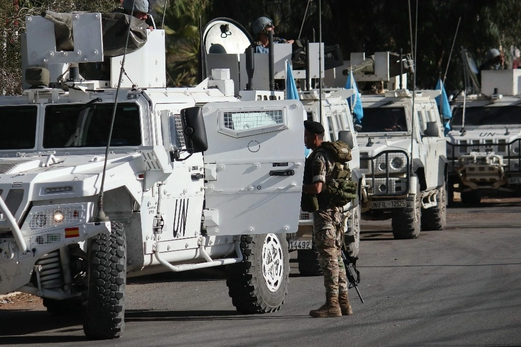 Soldados libaneses e integrantes de la Finul patrullan cerca de la aldea de Marjayoun, en el sur del Líbano, el 29 de octubre de 2024. Foto Afp