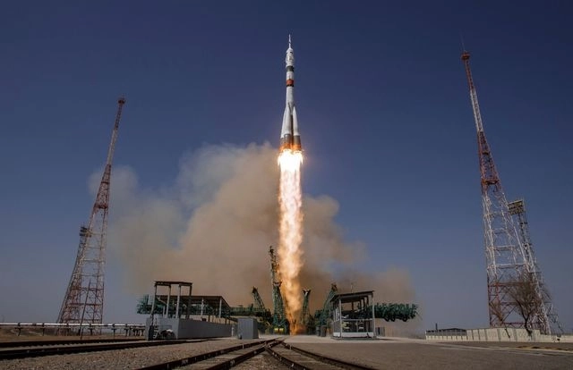El módulo Soyuz MS-18 con tres astronautas, dos rusos y un estadunidense, se acopló a la Estación Espacial Internacional durante una misión en homenaje al 60 aniversario del envío del primer hombre al espacio, Yuri Gagarin. Foto Bill Ingalls / NASA / Afp