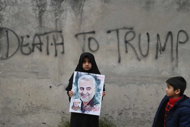 Una niña musulmana chiíta sostiene un retrato del comandante Qasem Soleimani, durante una protesta contra Estadis Unidos. Foto Afp
