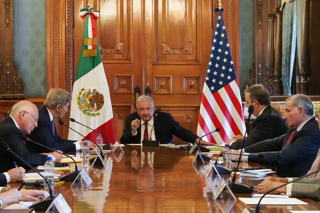 El embajador de EU en México, Ken Salazar; el responsable de asuntos para el cambio climático de ese país, John Kerry; el presidente Andrés Manuel López Obrador, el canciller Marcelo Ebrard y el secretario de Gobernación, Adán Augusto López. Foto Presidencia.
