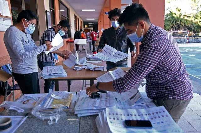 A propósito de la elecciones presidenciales en Ecuador, el escrito Paco Ignacio Taibo II y el ex candidato Xavier Lasso reflexionaron sobre el neoliberalismo. Foto Afp