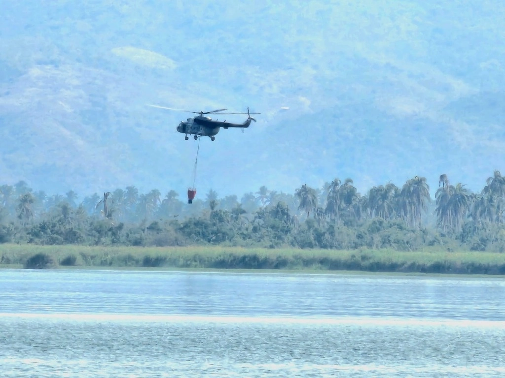 La aeronave de las fuerzas armadas realizó 21 descargas de agua sobre los sectores de Pueblo Nuevo, Generación 2000, Trincheras y Cerro Pelón, mientras que en tierra, 393 brigadistas de los tres niveles de gobierno participaron en labores de combate al fuego. Foto La Jornada 