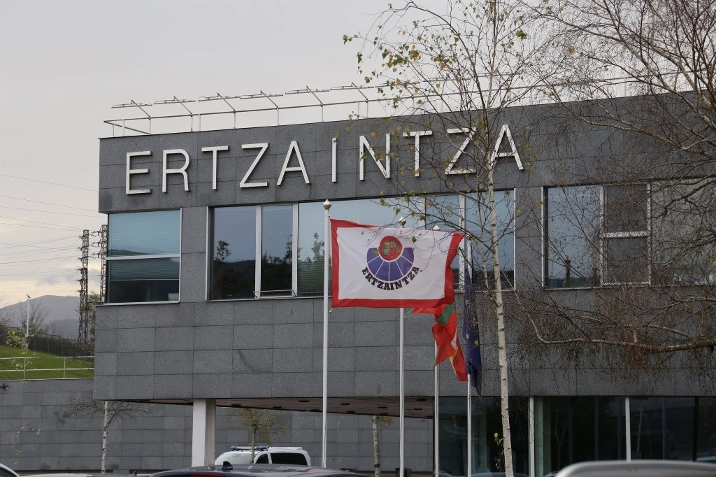 El secuestrado fue retenido por sus captores, quienes, tras pactar una cantidad inicial con la persona secuestrada para el paso de la frontera, tras conocer que su familia residía en Euskadi, solicitaron a su madre -a través de mensajes de WhatsApp desde distintos números de teléfono- una suma importante de dinero a cambio de su liberación. Foto @ertzaintzaEJGV
