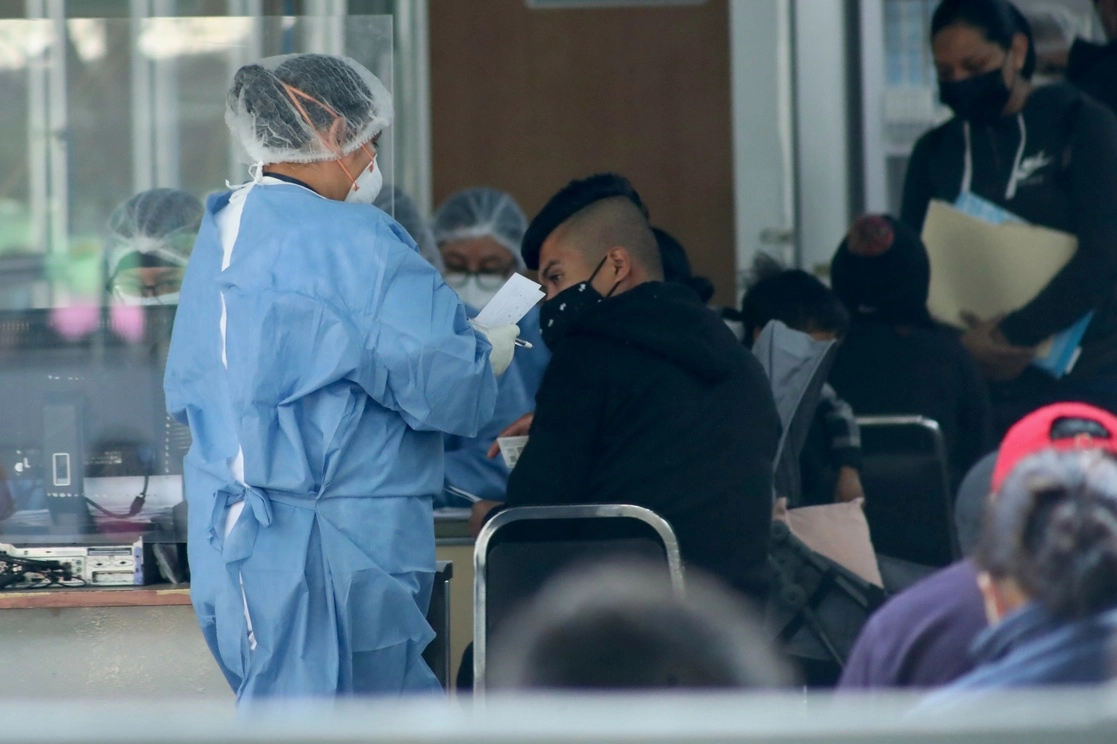 Aplicación de pruebas de covid en una clínica del IMSS. Foto Luis Castillo/ archivo
