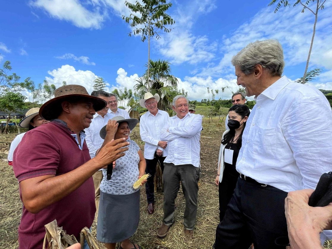 John Kerry, enviado especial de EU para el clima, escucha la explicación del ejidatario Carmelino Cruz, el 18 de octubre de 2021. Foto cortesía Presidencia