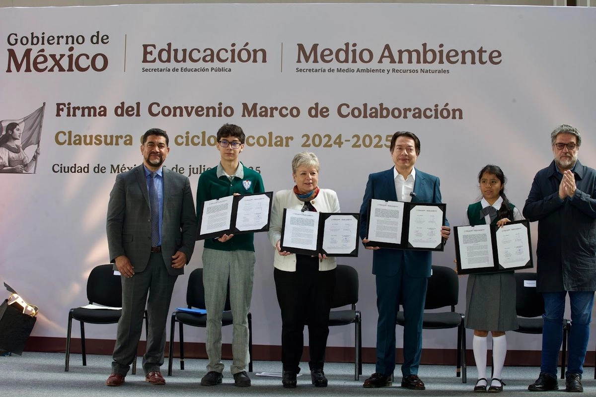 La secretaria de Medio Ambiente y Recursos Naturales, Alicia Bárcena ,y el secretario de Educación Pública, Mario Delgado, durante la firma del Convenio Marco de Colaboración SEP-Semarnat, realizada en la Escuela Secundaria Diurna N° 51 "Profesor Carlos Benítez Delorme", ubicada en Niños Héroes de Chapultepec 101, en la Ciudad de México, el 16 de julio de 2025. 