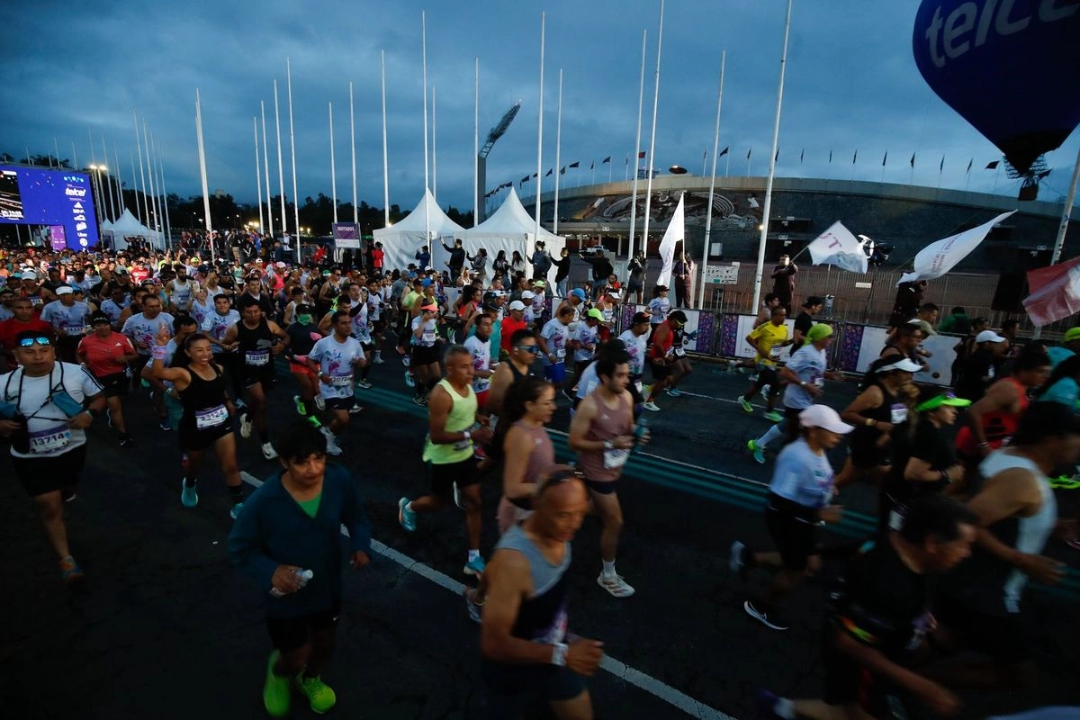 Autoridades capitalinas aclararon que el accidente ocurrido con dos corredores de sillas de ruedas en el Maratón Internacional de la CDMXC fue a causa de una coladera mal colocada. Foto 
