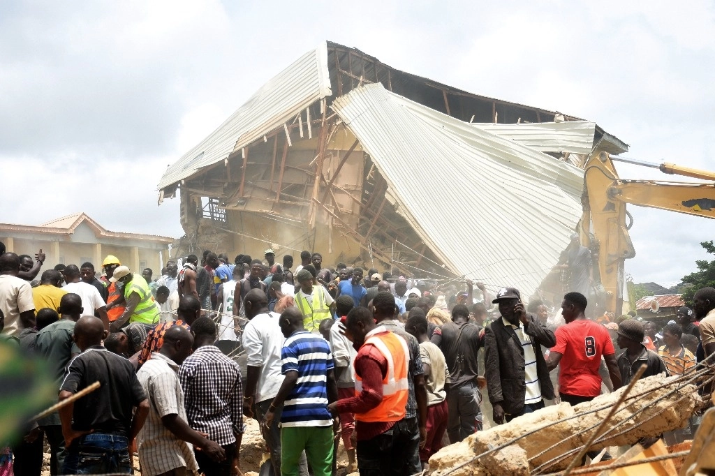 Personas y rescatistas se reúnen en el lugar del derrumbe de un escuela en Jos, Nigeria, el viernes 12 de julio de 2024.  Foto Ap