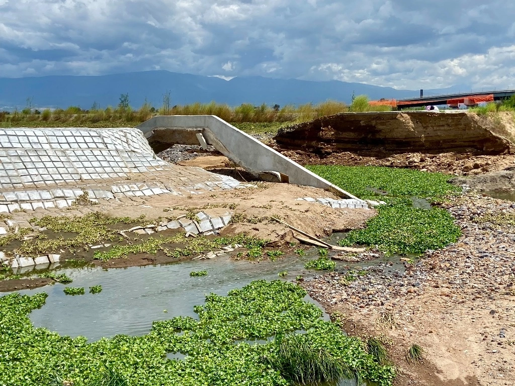 Aspecto de la estructura de control del vertedor de la laguna Texcoco Norte que colapsó, la cual forma parte del Parque Ecológico Lago de Texcoco y tenía almacenada agua de dos años de lluvias provenientes de los ríos Texcoco y Chapingo. Foto Javier Salinas