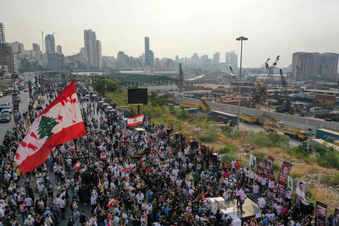 Vista aérea de la manifestación en memoria de las víctimas por la explosión en el puerto de Beirut que dejó gran cantidad de muertos hace dos años, el 4de agosto de 2022. Foto Afp 